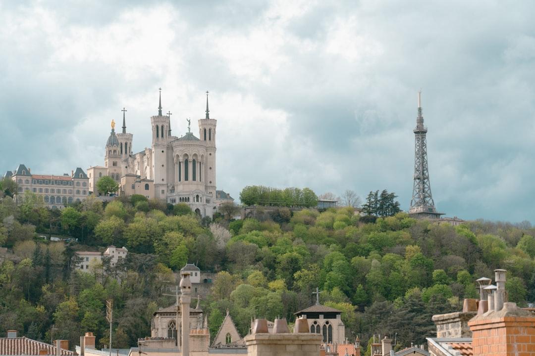 Déménager vers Lyon avec Moverz - Pros sélectionnés Déménagement Lyon - Photo de Lyon montrant Basilique Fourvière et toits, vue panoramique de la ville. Zone couverte par les déménageurs professionnels Moverz.
