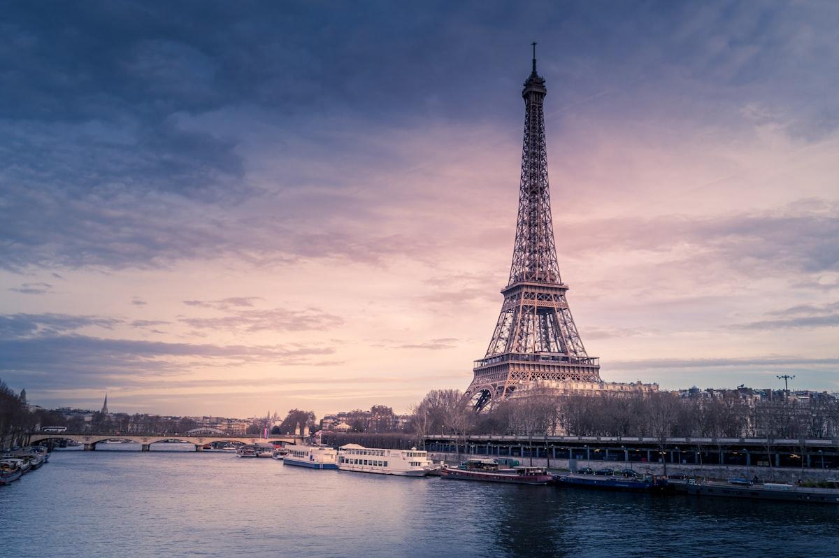 Déménager vers Paris avec Moverz - Pros sélectionnés Déménagement Paris - Photo de Paris montrant Tour Eiffel et toits parisiens caractéristiques. Zone couverte par les déménageurs professionnels Moverz.